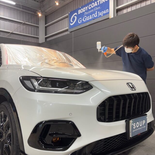 徳島県三好市カーコーティング専門店SOUPにて、新車ホンダ RZ6 ZR-VへG.Guardガラスコーティングを施工中。 スプレーガン施工と手塗り施工で多層コーティングを実現。