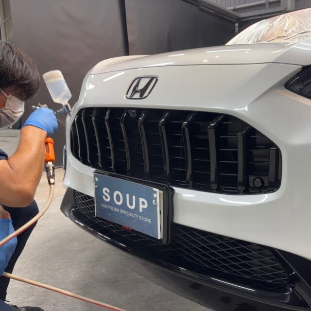 徳島県三好市カーコーティング専門店SOUPにて、新車ホンダ RZ6 ZR-VへG.Guardガラスコーティングを施工中。 スプレーガン施工と手塗り施工で多層コーティングを実現。