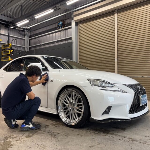 徳島県三好市のカーコーティング専門店SOUPにて、レクサス GSE31 IS350 FスポーツにG.guardガラスコーティングメンテナンスを施工中。 コーティング専用ローション仕上げを行い、撥水性と光沢を最大限に高めるプロフェッショナルな作業風景。