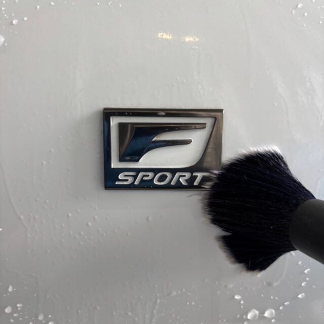 徳島県三好市のカーコーティング専門店SOUPでメンテナンス中のレクサス GSE31 IS350 Fスポーツ。 G.guardガラスコーティングの性能を維持するため、ボディ全体を丁寧に洗浄し、下地処理を徹底。