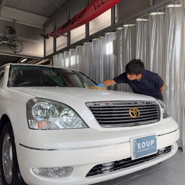 徳島県三好市のカーコーティング専門店SOUPで施工中のトヨタ セルシオ UCF31。 SystemX PROの前処理として、徹底した洗浄と下地処理でボディを最適な状態へ。