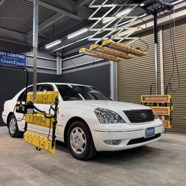 トヨタ セルシオ UCF31にSystemX PROを施工中。 徳島県三好市のカーコーティング専門店SOUPでは遠赤外線乾燥を採用し、艶と耐久性を極限まで高める。
