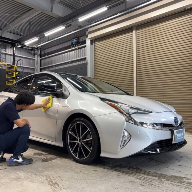 トヨタ ZVW51 プリウスにG.guard 3層ガラスコーティングを施工。徳島県三好市のカーコーティング専門店SOUPによるスプレーガン施工と手塗り施工で、深い艶と長期保護を実現。