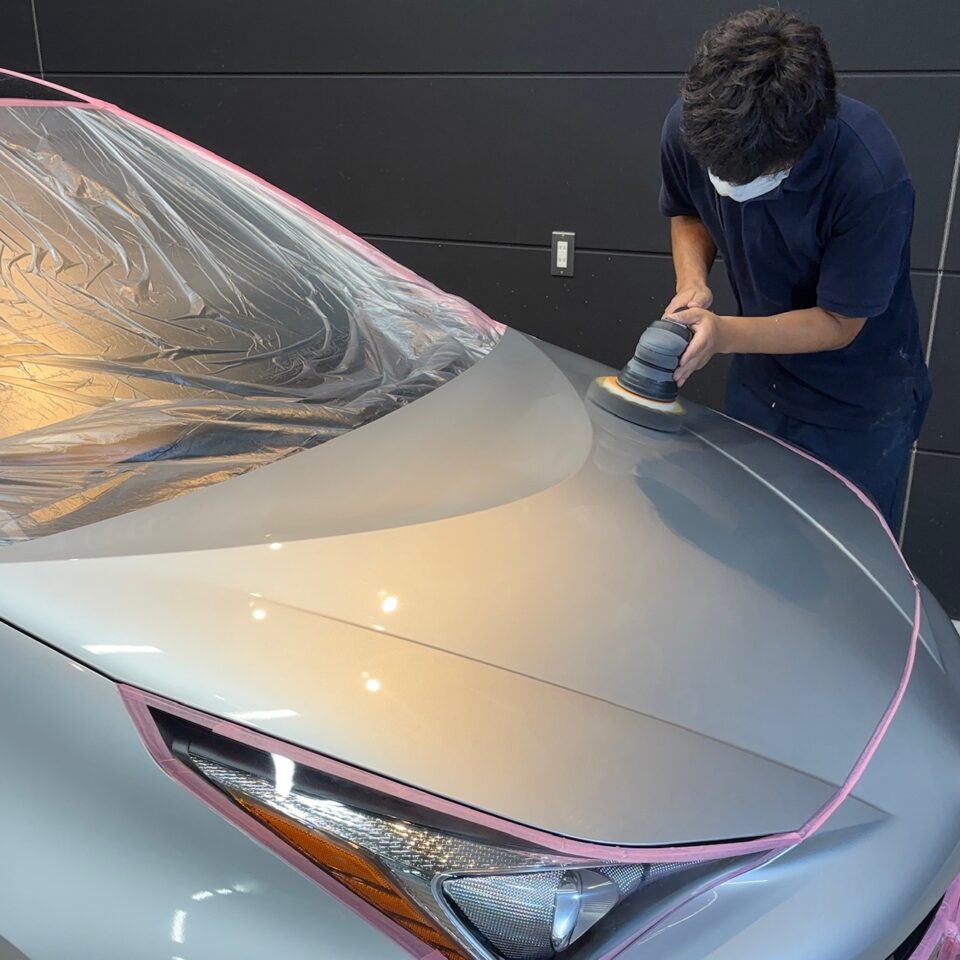 徳島県三好市のカーコーティング専門店SOUPにて、トヨタ ZVW51 プリウスのボディ研磨を実施。G.guard 3層ガラスコーティング前の下地処理として、微細な傷や水シミを丁寧に除去し、鏡面のような艶を引き出すプロフェッショナル施工。