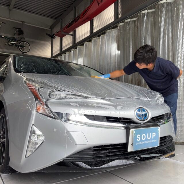 徳島県三好市のカーコーティング専門店SOUPで施工中のトヨタ ZVW51 プリウス。G.guard 3層ガラスコーティングの下地処理として、徹底した洗浄を実施。