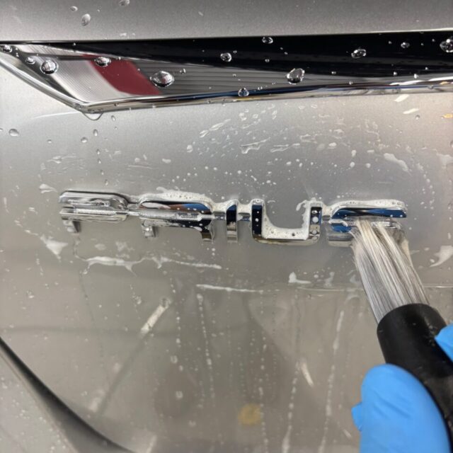 徳島県三好市のカーコーティング専門店SOUPで施工中のトヨタ ZVW51 プリウス。G.guard 3層ガラスコーティングの下地処理として、徹底した洗浄を実施。