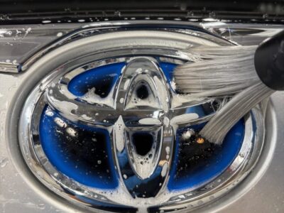 徳島県三好市のカーコーティング専門店SOUPで施工中のトヨタ ZVW51 プリウス。G.guard 3層ガラスコーティングの下地処理として、徹底した洗浄を実施。