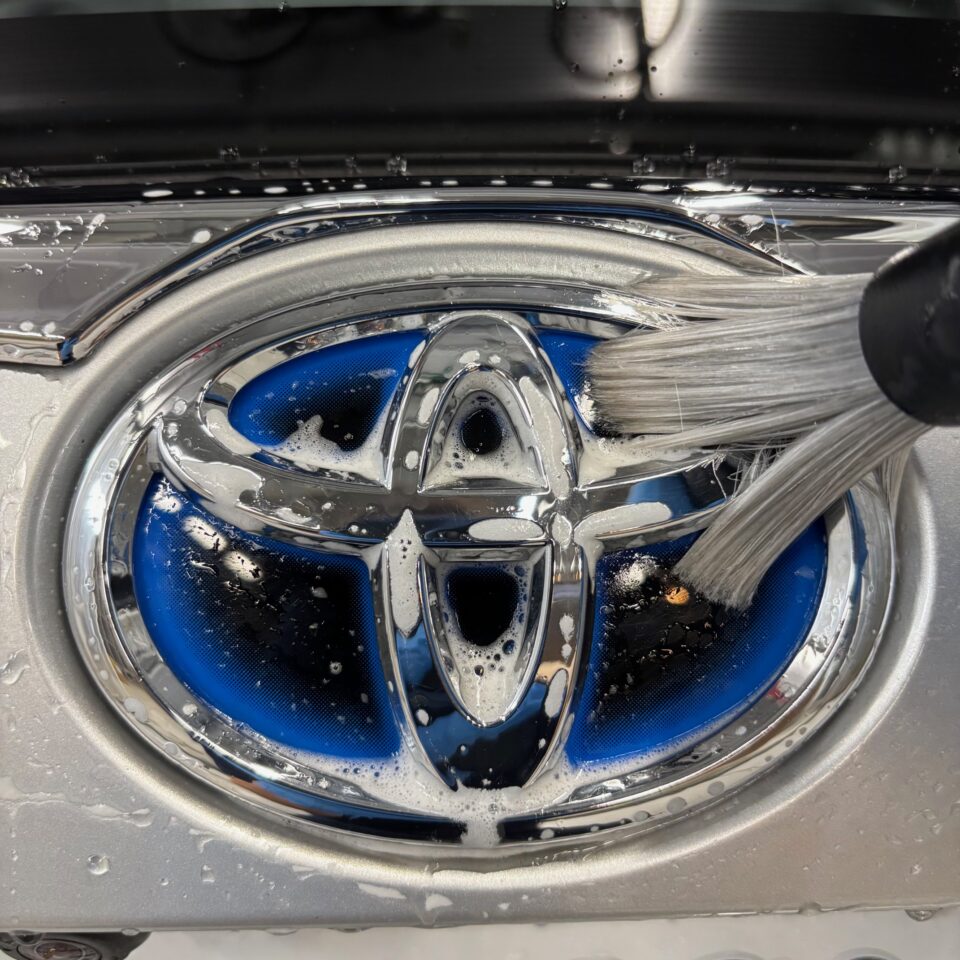 徳島県三好市のカーコーティング専門店SOUPで施工中のトヨタ ZVW51 プリウス。G.guard 3層ガラスコーティングの下地処理として、徹底した洗浄を実施。