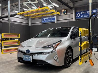トヨタ ZVW51 プリウスにG.guard 3層ガラスコーティングを施工中の様子。徳島県三好市SOUPにて遠赤外線乾燥を行い、艶・硬度・耐久性を極限まで引き出すプロ品質。