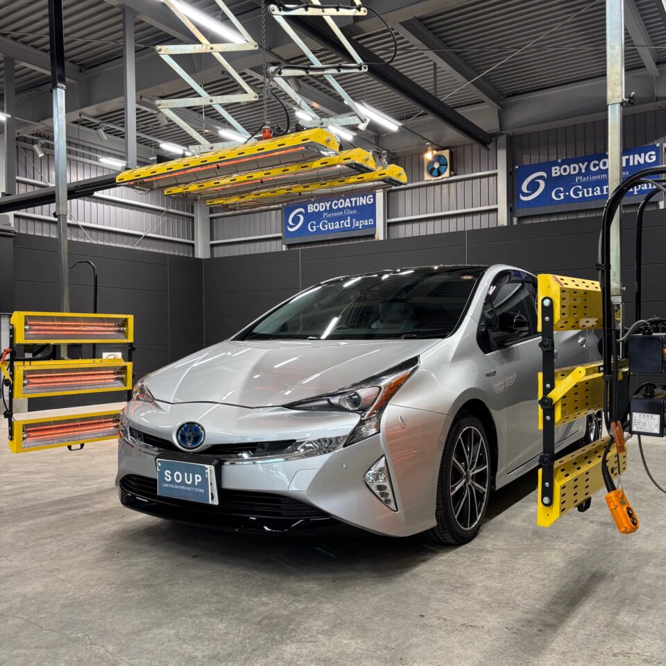 トヨタ ZVW51 プリウスにG.guard 3層ガラスコーティングを施工中の様子。徳島県三好市SOUPにて遠赤外線乾燥を行い、艶・硬度・耐久性を極限まで引き出すプロ品質。