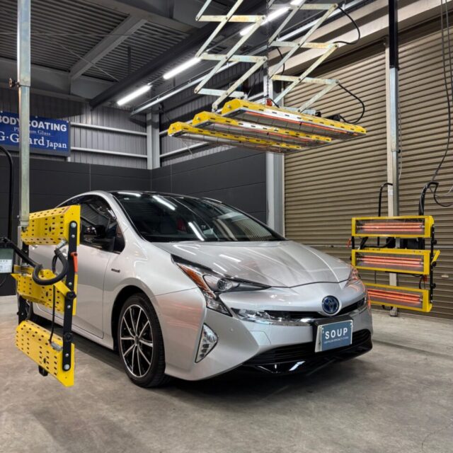 トヨタ ZVW51 プリウスにG.guard 3層ガラスコーティングを施工中の様子。徳島県三好市SOUPにて遠赤外線乾燥を行い、艶・硬度・耐久性を極限まで引き出すプロ品質。