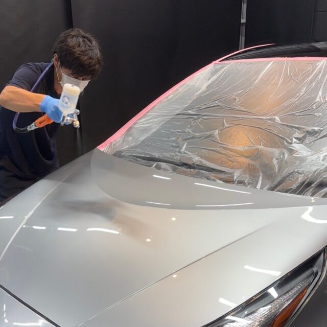 徳島県三好市のカーコーティング専門店SOUPにて、トヨタ ZVW51 プリウスにG.guard 3層ガラスコーティングを施工中。

スプレーガンによる高密着施工で、均一な仕上がりと高い耐久性を実現。