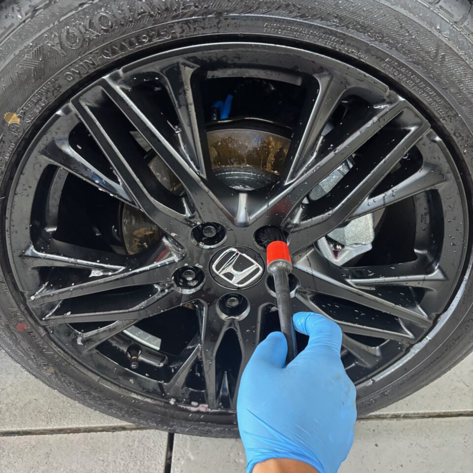 徳島県三好市カーコーティング専門店SOUPで施工中の新車 ホンダ RC5 オデッセイ アブソルート。 SystemX Crystal SS前の全体洗浄と丁寧な下地処理を行う作業風景。