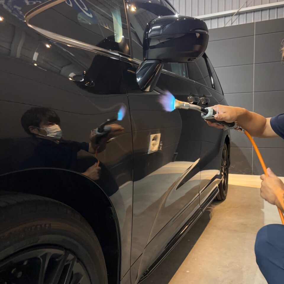 高密着ガスプライマーを併用したプロの施工風景。 新車 ホンダ RC5 オデッセイ アブソリュート SystemX Crystal SSの定着性を高める下地処理工程（徳島県三好市カーコーティング専門店 SOUP