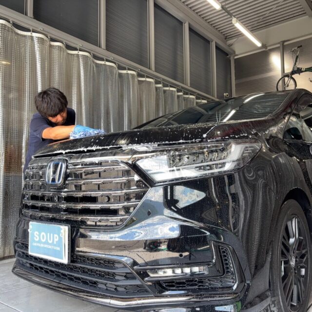徳島県三好市カーコーティング専門店SOUPで施工中の新車 ホンダ RC5 オデッセイ アブソルート。 SystemX Crystal SS前の全体洗浄と丁寧な下地処理を行う作業風景。