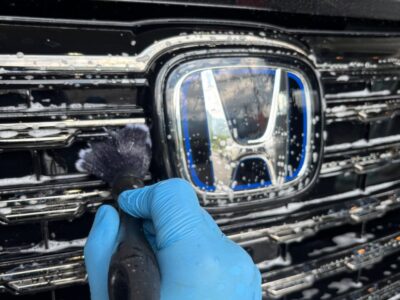 徳島県三好市カーコーティング専門店SOUPで施工中の新車 ホンダ RC5 オデッセイ アブソルート。 SystemX Crystal SS前の全体洗浄と丁寧な下地処理を行う作業風景。