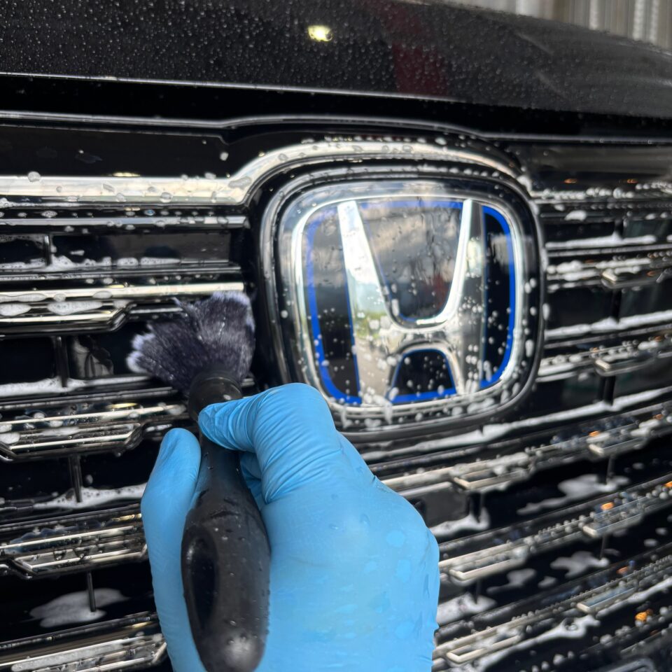 徳島県三好市カーコーティング専門店SOUPで施工中の新車 ホンダ RC5 オデッセイ アブソルート。 SystemX Crystal SS前の全体洗浄と丁寧な下地処理を行う作業風景。