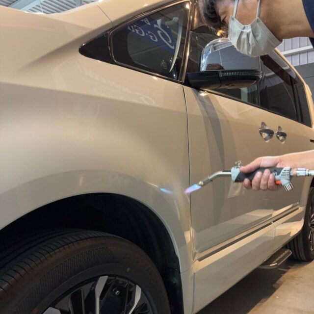 徳島県三好市のカーコーティング専門店SOUPにて施工中のミツビシ CV1W デリカD:5。
SystemX Crystal SSセラミックコーティングの高密着性を実現するため、専用プライマーを活用したプロフェッショナルな作業。