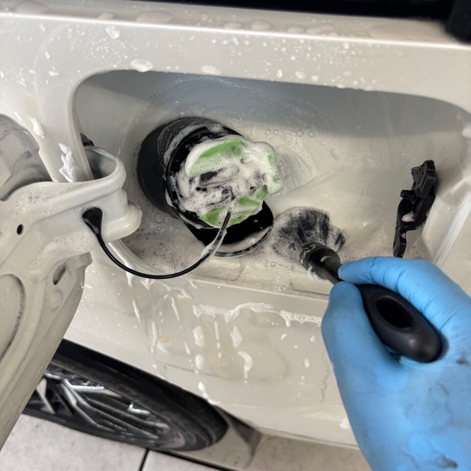 徳島県三好市のカーコーティング専門店SOUPで施工中のミツビシ CV1W デリカD:5。 SystemX Crystal SSセラミックコーティングの下地処理として、徹底した洗浄と研磨でボディ本来の輝きを引き出す。