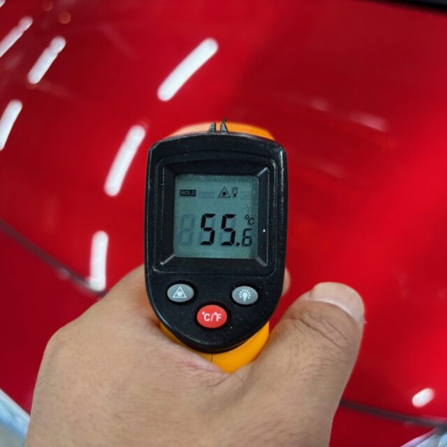 スズキ ZC33S スイフトスポーツにSystemX PROセラミックコーティングを施工中の様子。 徳島県三好市のカーコーティング専門店SOUPでは遠赤外線乾燥を活用し、艶・耐久性を極限まで引き出す仕上げ。