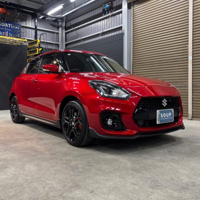 スズキ ZC33S スイフトスポーツにSystemX PROセラミックコーティングを施工。 徳島県三好市のカーコーティング専門店SOUPによる、深い艶と強靭な保護性能を備えたプレミアム仕上げ。