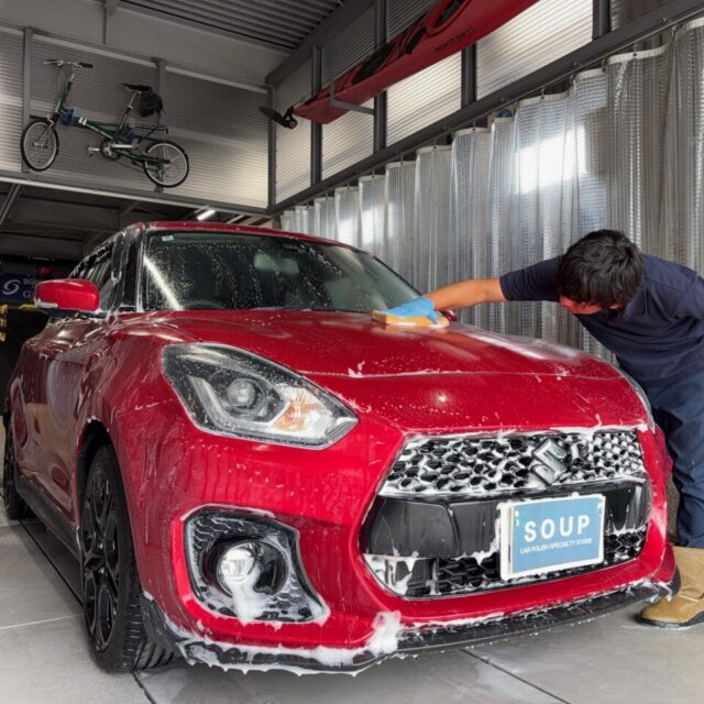 徳島県三好市のカーコーティング専門店SOUPで施工中のスズキ ZC33S スイフトスポーツ。 SystemX PROセラミックコーティングの前処理として、ボディ全体を徹底洗浄し下地を整えるプロの施工。