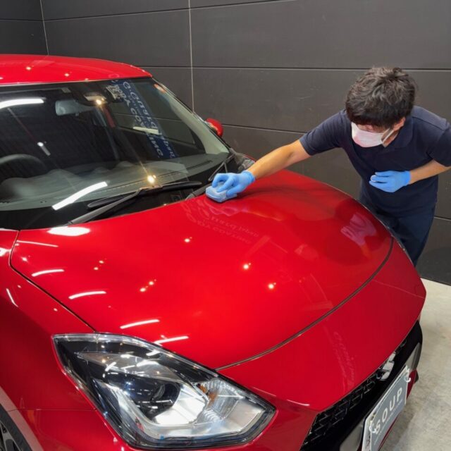 スズキ ZC33S スイフトスポーツにSystemX PROセラミックコーティングとG.Guardホイールコーティングを同時施工。 徳島県三好市のカーコーティング専門店SOUPで、艶やかなボディと汚れに強いホイールを両立。