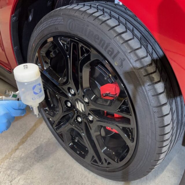 徳島県三好市のカーコーティング専門店SOUPで施工されたスズキ ZC33S スイフトスポーツ。 SystemX PROセラミックコーティングとG.Guardホイールコーティングにより、ボディも足元も長期にわたり美しさを維持。