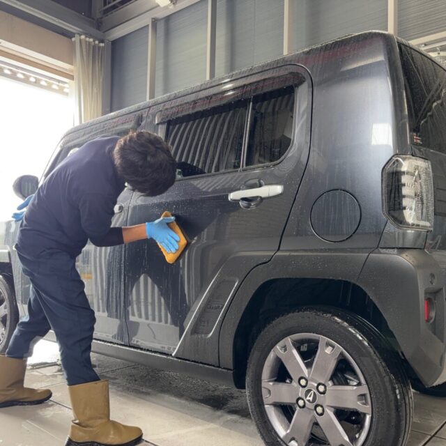 徳島県三好市のカーコーティング専門店SOUPで、ダイハツ LA900S タフト G.Guard 4層ガラスコーティングメンテナンス施工中。 ボディ全体を丁寧に洗浄・下地処理し、コーティング層をリセットと仕上がりの均一性を高めるプロフェッショナル施工。