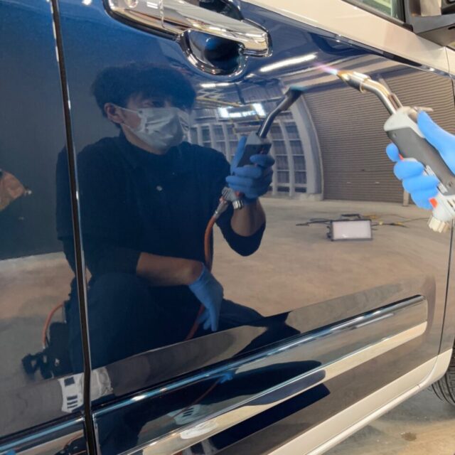 新車ダイハツ LA850S ムーヴキャンバスへ、徳島県三好市のカーコーティング専門店SOUPがSystemX PRO専用ガスプライマーを施工中。 コーティングの密着性と耐久性を高めるプロフェッショナルな下地工程。