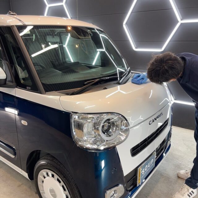 徳島県三好市のカーコーティング専門店SOUPにて、新車ダイハツ LA850S ムーヴキャンバスへSystemX PROセラミックコーティングを施工。 深い艶と強靭な保護膜で、長期間美しさをキープ。