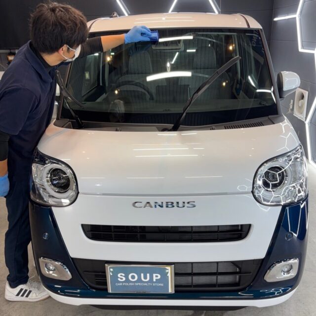 徳島県三好市のカーコーティング専門店SOUPが新車ダイハツ LA850S ムーヴキャンバスへ、SystemX PROによるボディセラミックコーティングと、フロントウィンドウ撥水コーティングSystemX Glassを同時施工。 艶と防汚性、視界確保を両立した仕上がり。