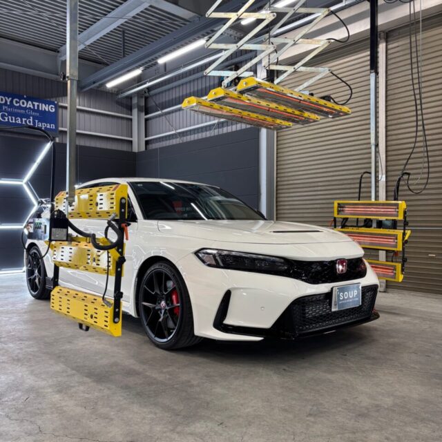 SystemX PROセラミックコーティング施工中のホンダ FL5 シビックタイプR 徳島県三好市のカーコーティング専門店SOUPで、SystemX PROを均一に塗布。 遠赤外線乾燥によって被膜を硬化させ、艶・防汚・耐久性を極限まで引き出す高品質仕上げ。
