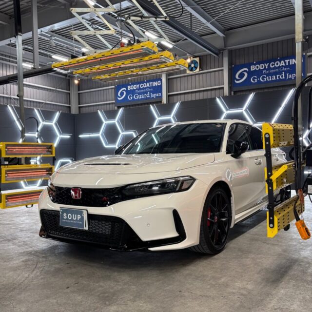 SystemX PROセラミックコーティング施工中のホンダ FL5 シビックタイプR 徳島県三好市のカーコーティング専門店SOUPで、SystemX PROを均一に塗布。 遠赤外線乾燥によって被膜を硬化させ、艶・防汚・耐久性を極限まで引き出す高品質仕上げ。