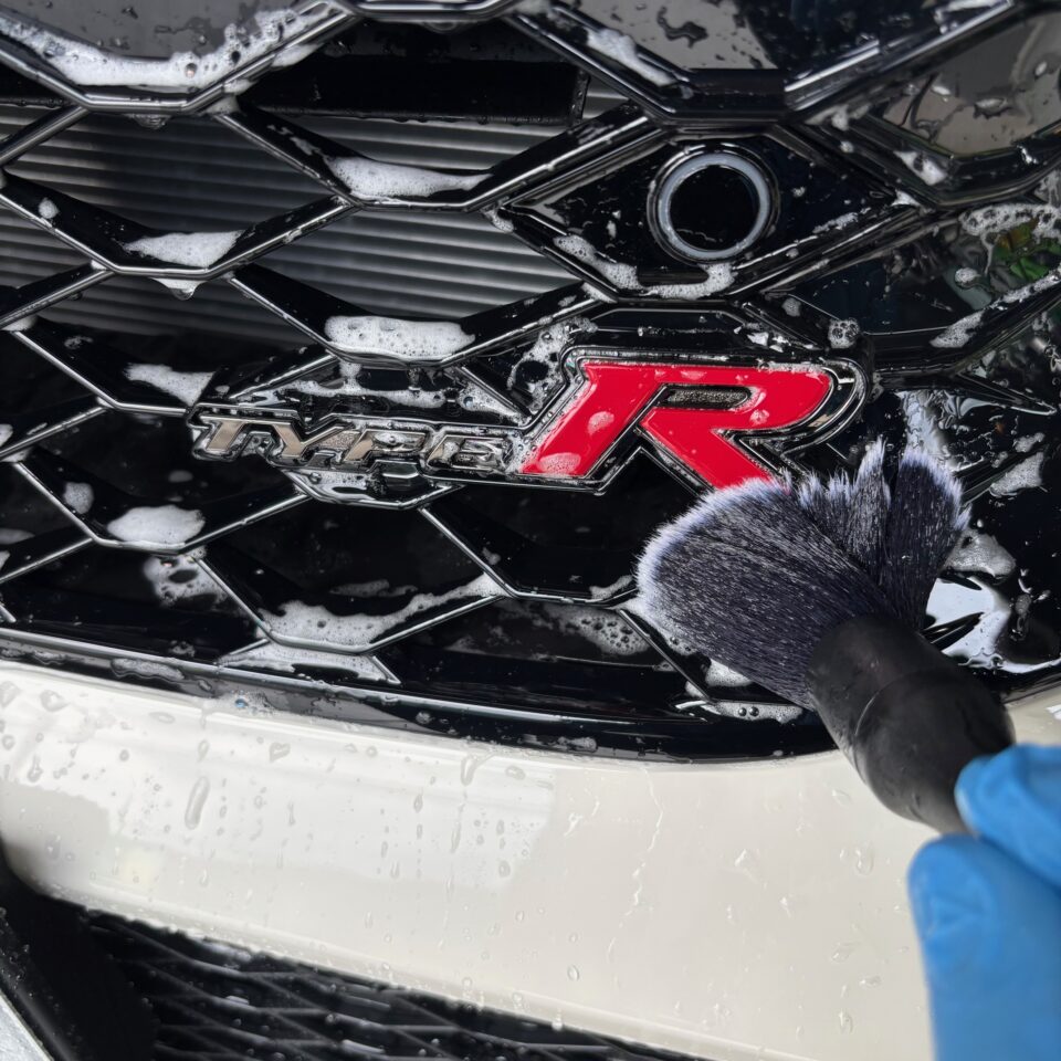 ホンダ FL5 シビックタイプRのSystemXセラミックコーティング下地処理作業 徳島県三好市のカーコーティング専門店SOUPにてSystemX PRO施工前の徹底した洗浄と下地処理を実施。 塗装面を完璧な状態へ整え、最高の仕上がりを追求。