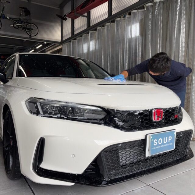 ホンダ FL5 シビックタイプRのSystemXセラミックコーティング下地処理作業 徳島県三好市のカーコーティング専門店SOUPにてSystemX PRO施工前の徹底した洗浄と下地処理を実施。 塗装面を完璧な状態へ整え、最高の仕上がりを追求。