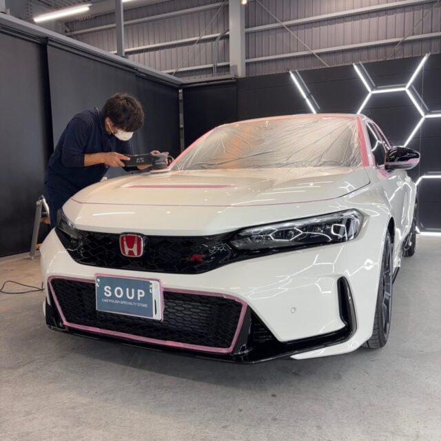 ホンダ FL5 シビックタイプRのボディ研磨作業（下地処理） 徳島県三好市のカーコーティング専門店SOUPが実施するボディ研磨。 塗装面の微細な傷やくすみを丁寧に除去し、SystemXセラミックコーティングの定着性を最大限に高めるプロの下地処理。