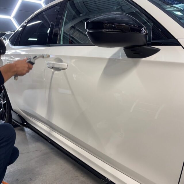 SystemX PRO施工前のガスプライマー処理を行うホンダ FL5 シビックタイプR 徳島県三好市のカーコーティング専門店SOUPにて、SystemX専用ガスプライマーを使用し塗装面を完全脱脂。 セラミック被膜の密着力を飛躍的に高める重要な工程。