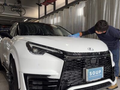 徳島県三好市のカーコーティング専門店SOUPで施工中の新車レクサス GAYA16 LBX MORIZO RR。 SystemX Diamond SSセラミックコーティング前の徹底した洗浄と下地処理で、レクサス特有の塗装を最大限に引き出す仕上がりを追求。