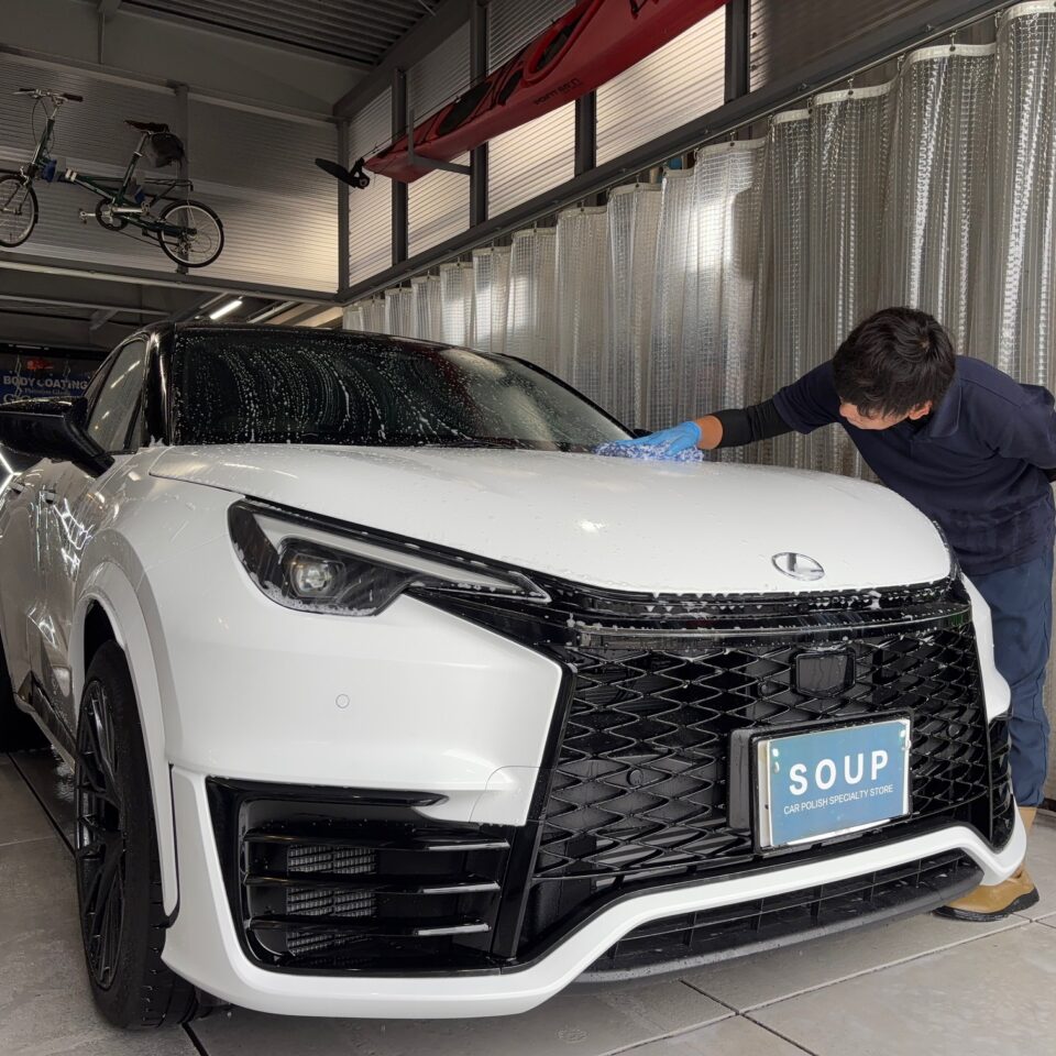 徳島県三好市のカーコーティング専門店SOUPで施工中の新車レクサス GAYA16 LBX MORIZO RR。 SystemX Diamond SSセラミックコーティング前の徹底した洗浄と下地処理で、レクサス特有の塗装を最大限に引き出す仕上がりを追求。