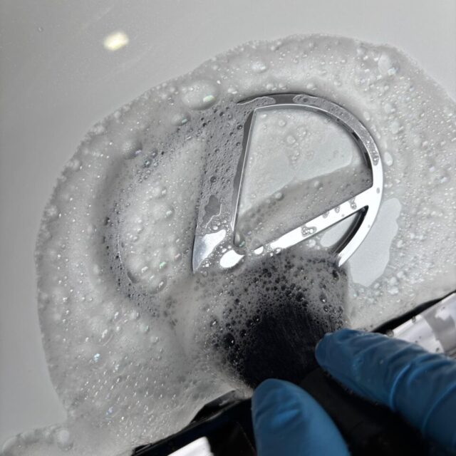 徳島県三好市のカーコーティング専門店SOUPで施工中の新車レクサス GAYA16 LBX MORIZO RR。 SystemX Diamond SSセラミックコーティング前の徹底した洗浄と下地処理で、レクサス特有の塗装を最大限に引き出す仕上がりを追求。