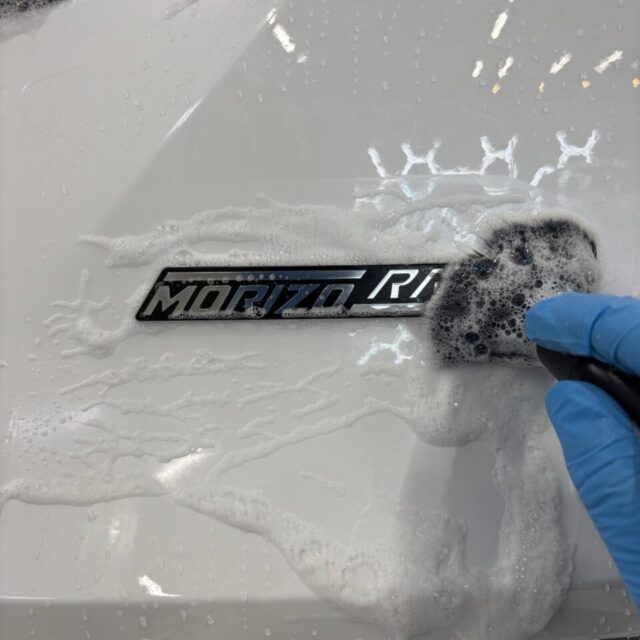 徳島県三好市のカーコーティング専門店SOUPで施工中の新車レクサス GAYA16 LBX MORIZO RR。 SystemX Diamond SSセラミックコーティング前の徹底した洗浄と下地処理で、レクサス特有の塗装を最大限に引き出す仕上がりを追求。