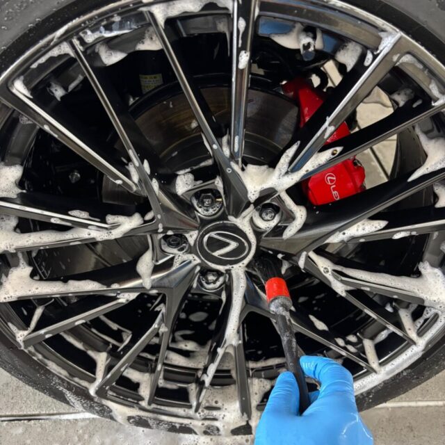 徳島県三好市のカーコーティング専門店SOUPで施工中の新車レクサス GAYA16 LBX MORIZO RR。 SystemX Diamond SSセラミックコーティング前の徹底した洗浄と下地処理で、レクサス特有の塗装を最大限に引き出す仕上がりを追求。