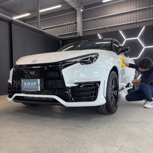 徳島県三好市のカーコーティング専門店SOUPにて、新車レクサス GAYA16 LBX MORIZO RRへSystemX Diamond SSセラミックコーティングを施工。 深みのある艶と最高峰の耐久性能で、プレミアムコンパクトSUVの美しさを長期間キープ。