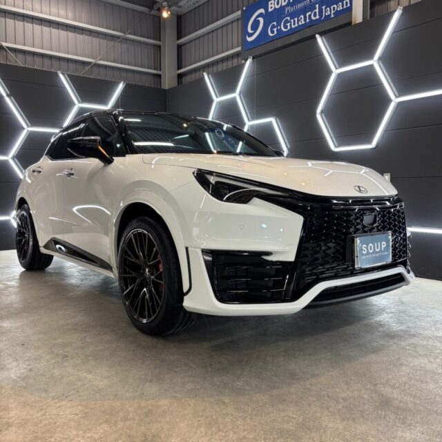 徳島県三好市のカーコーティング専門店SOUPにて、新車レクサス GAYA16 LBX MORIZO RRへSystemX Diamond SSセラミックコーティングを施工。 深みのある艶と最高峰の耐久性能で、プレミアムコンパクトSUVの美しさを長期間キープ。