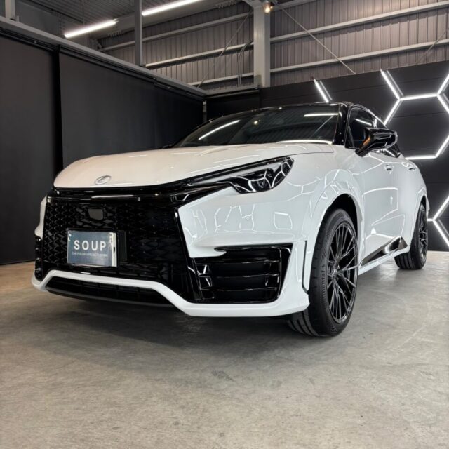 徳島県三好市のカーコーティング専門店SOUPにて、新車レクサス GAYA16 LBX MORIZO RRへSystemX Diamond SSセラミックコーティングを施工。 深みのある艶と最高峰の耐久性能で、プレミアムコンパクトSUVの美しさを長期間キープ。