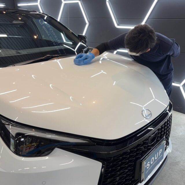 徳島県三好市のカーコーティング専門店SOUPにて、新車レクサス GAYA16 LBX MORIZO RRへSystemX Diamond SSセラミックコーティングを施工。 深みのある艶と最高峰の耐久性能で、プレミアムコンパクトSUVの美しさを長期間キープ。