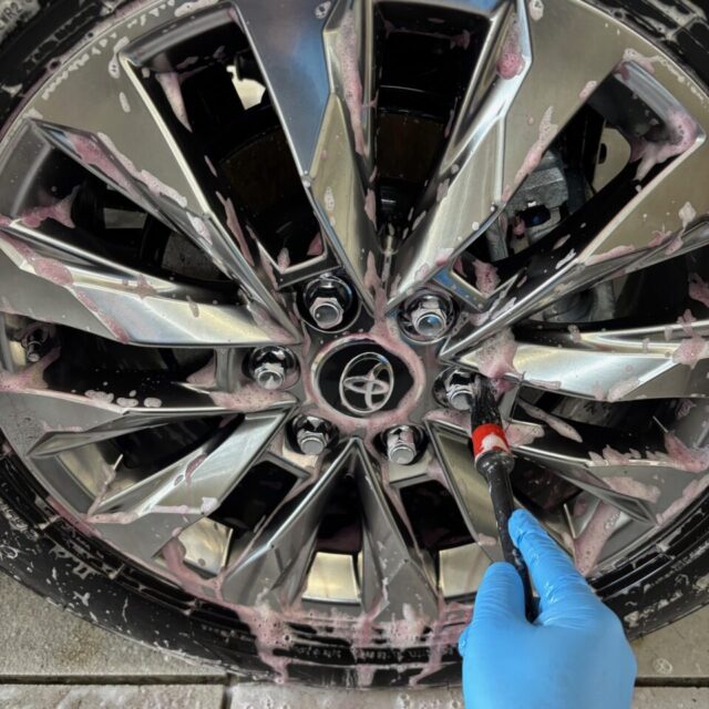 徳島県三好市のカーコーティング専門店SOUPで施工中のトヨタ FJA300 ランドクルーザー300。G.Guardガラスコーティングメンテナンス前の細部洗浄と徹底的な下地処理で、最高の光沢と保護性能を引き出す準備を進行中。