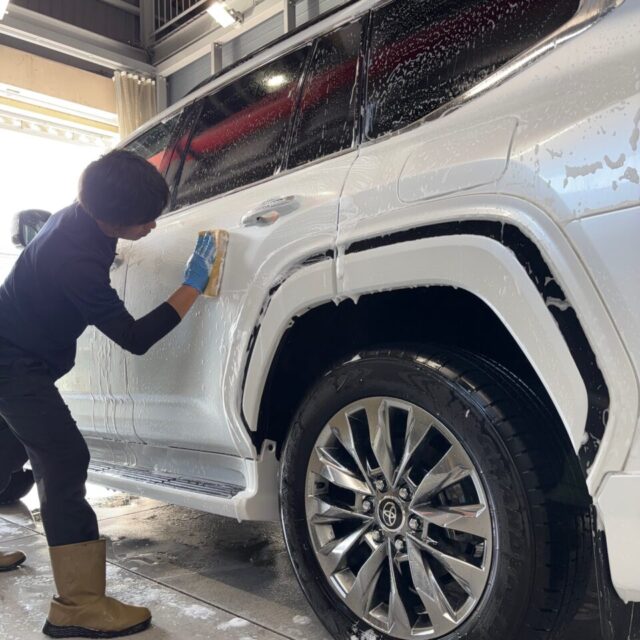 徳島県三好市のカーコーティング専門店SOUPで施工中のトヨタ FJA300 ランドクルーザー300。G.Guardガラスコーティングメンテナンス前の細部洗浄と徹底的な下地処理で、最高の光沢と保護性能を引き出す準備を進行中。