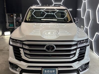 徳島県三好市のカーコーティング専門店SOUPにて、トヨタ FJA300 ランドクルーザー300へG.Guardガラスコーティングメンテナンスを施工。深い艶と防汚性を復活させ、SUV特有の大柄ボディを美しくリフレッシュ。